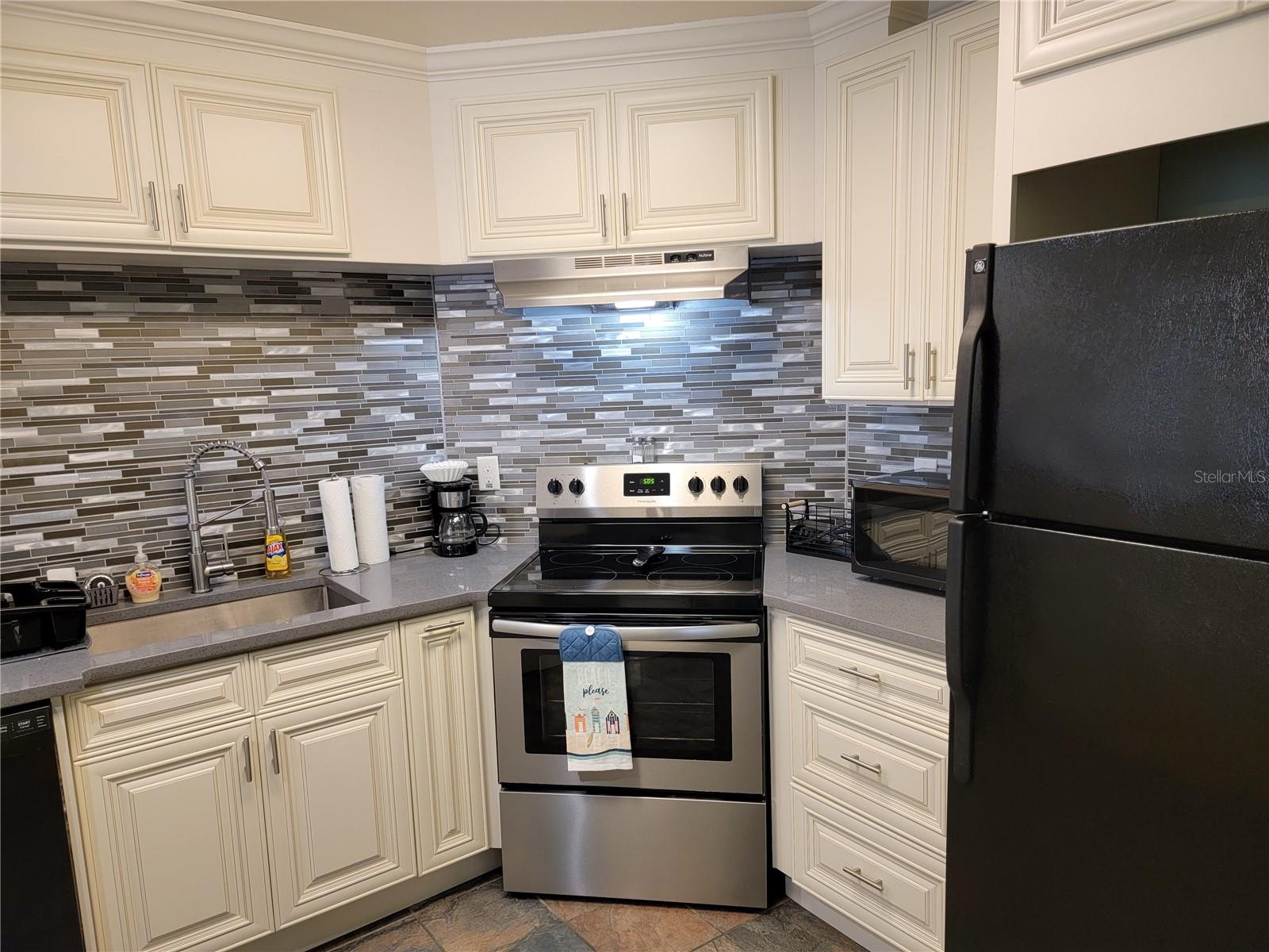 WANDER RESIDENCES OF TIERRA VERDE - Residential Lease