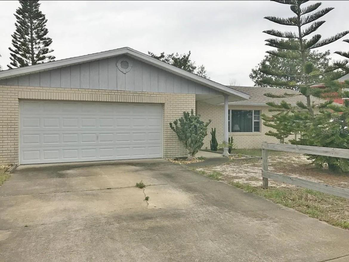 3 Bed 2 Bath, Concrete block home with split floor plan. Spacious living room and dining room combo with lots of windows.
The bedrooms are a great size and are on a split floor plan.