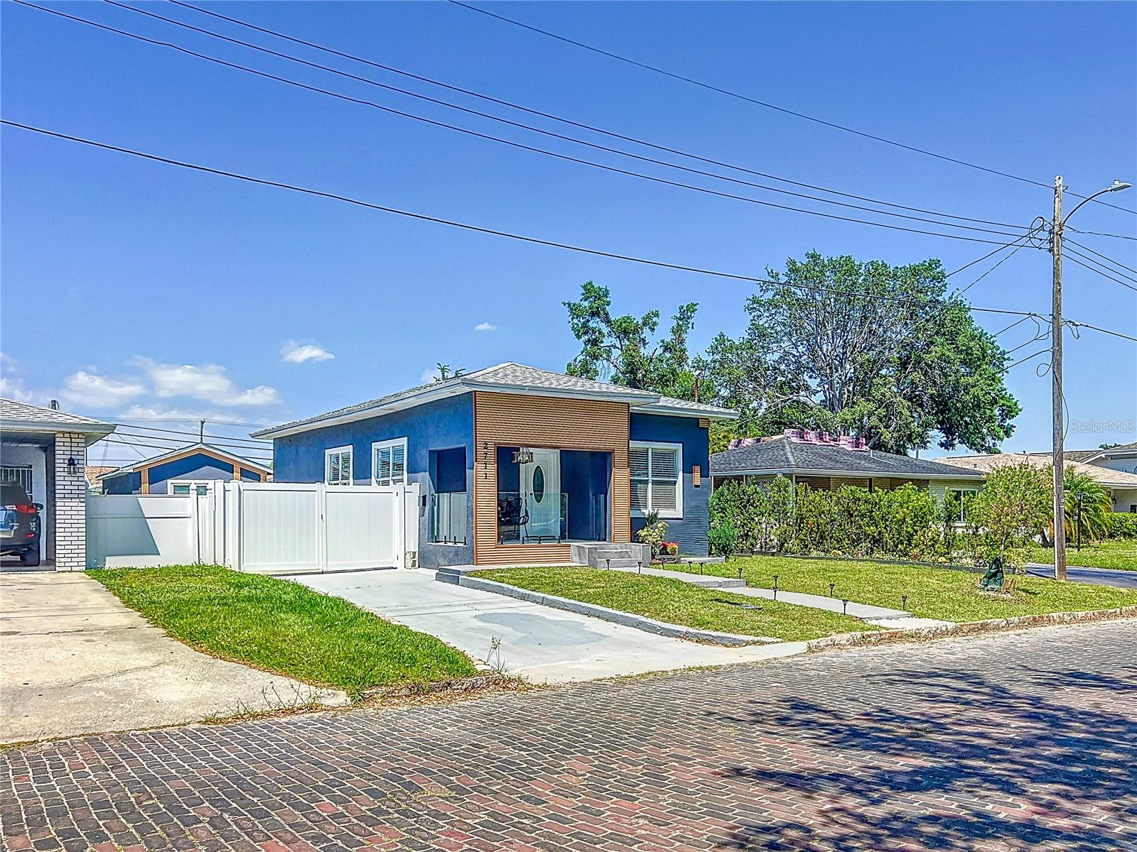 2711 W CORDELIA STREET