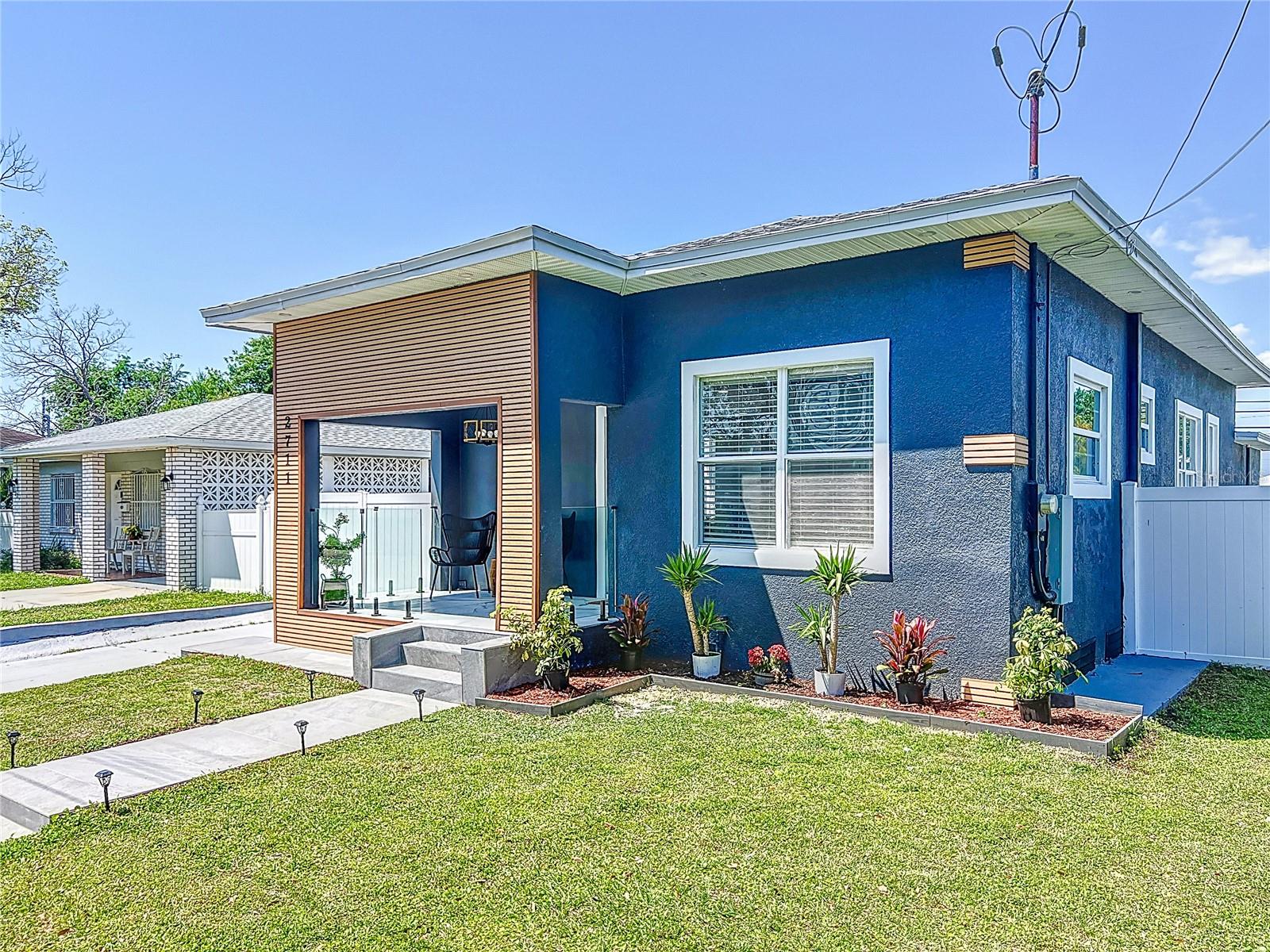 2711 W CORDELIA STREET