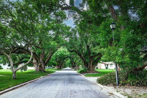 A home in LAKELAND