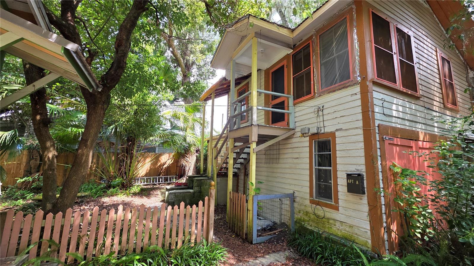 Discover the character and charm of this unique 1-bedroom, 1-bath tree house-style apartment just 7 blocks from the University of Florida. Nestled among mature oaks, this cozy upstairs retreat combines vintage details with simple, practical living.
Inside, you’ll find original 1930s character, abundant natural light, and a welcoming atmosphere. The apartment offers all the essentials—kitchen with basic appliances, comfortable living space, and a private bedroom—ideal for anyone seeking a convenient Gainesville location.
Enjoy the quiet, tucked-away setting while still being just minutes from campus, Midtown, and downtown Gainesville dining, shopping, and entertainment. Best of all—all utilities are included in the rental price, making your monthly budget simple and stress-free.