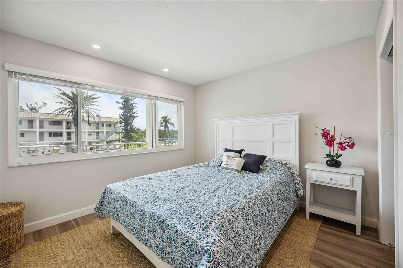 LONGBOAT ARMS - Residential