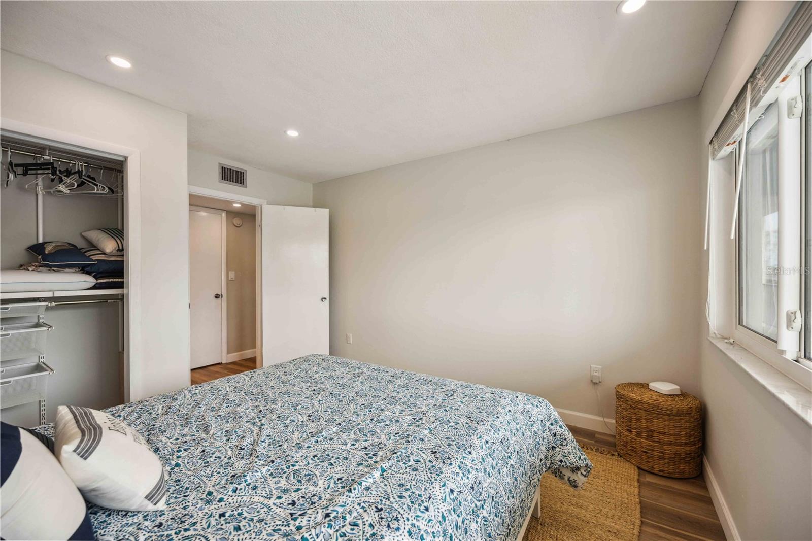 LONGBOAT ARMS - Residential