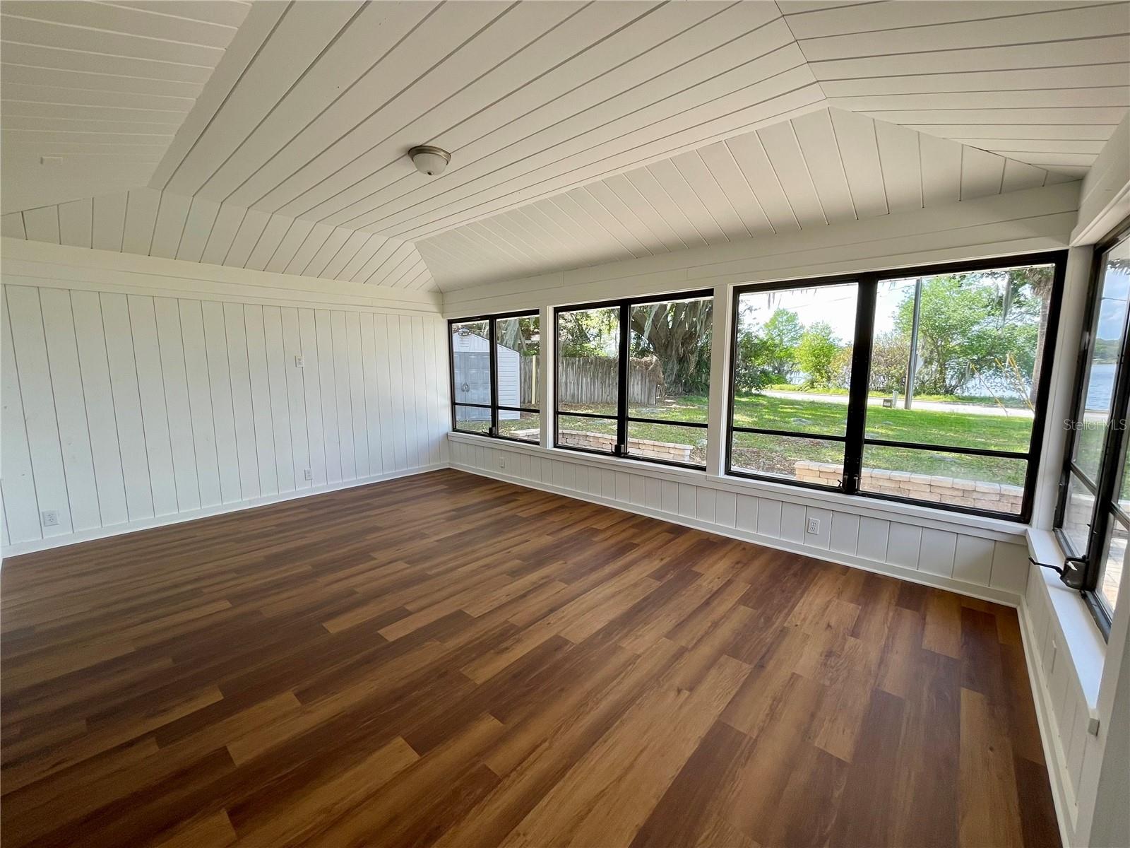 DICKSON SHORES - Residential