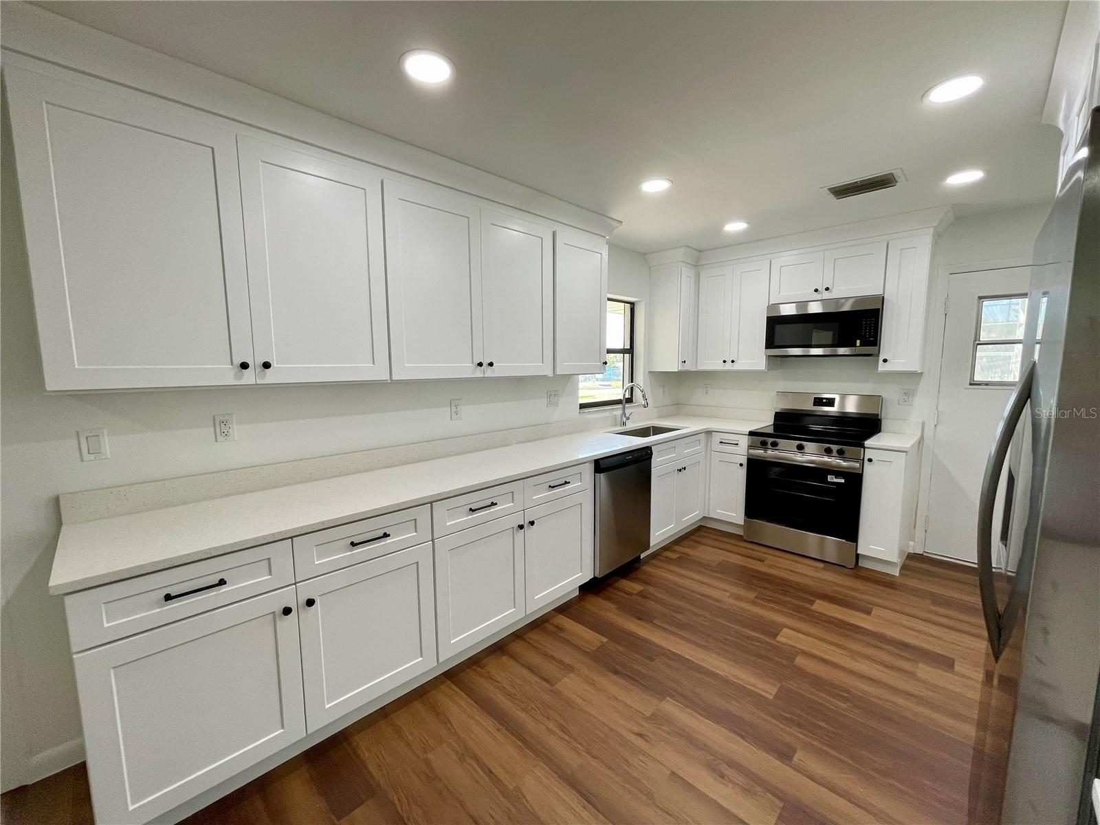 DICKSON SHORES - Residential