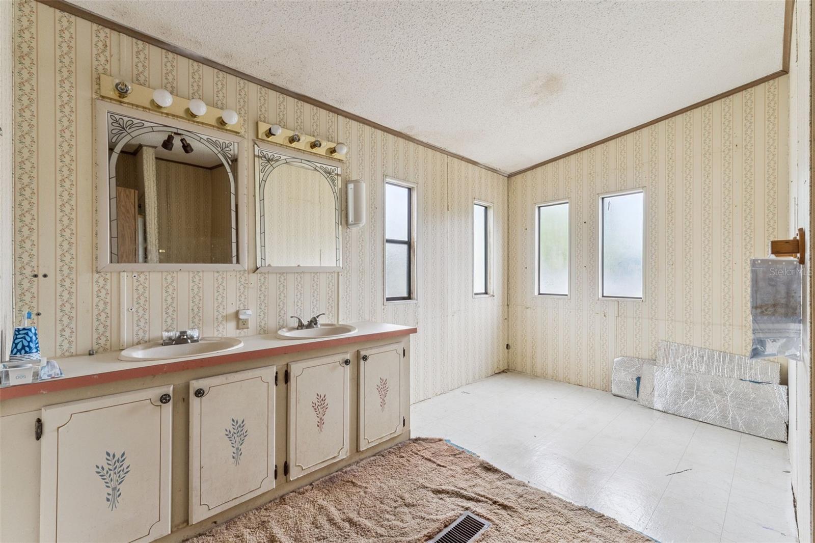 COUNTRY MEADOW - Residential