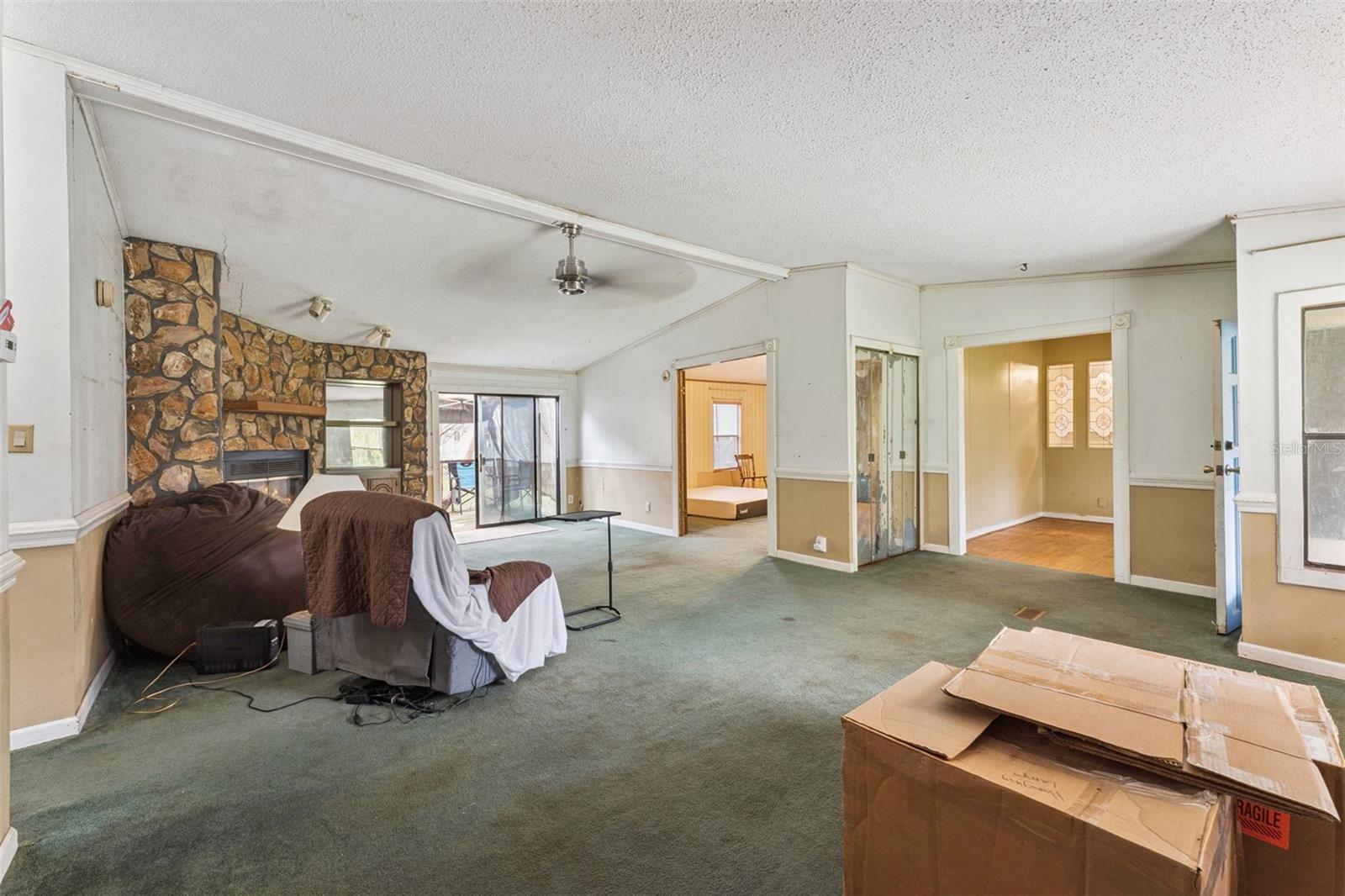 COUNTRY MEADOW - Residential