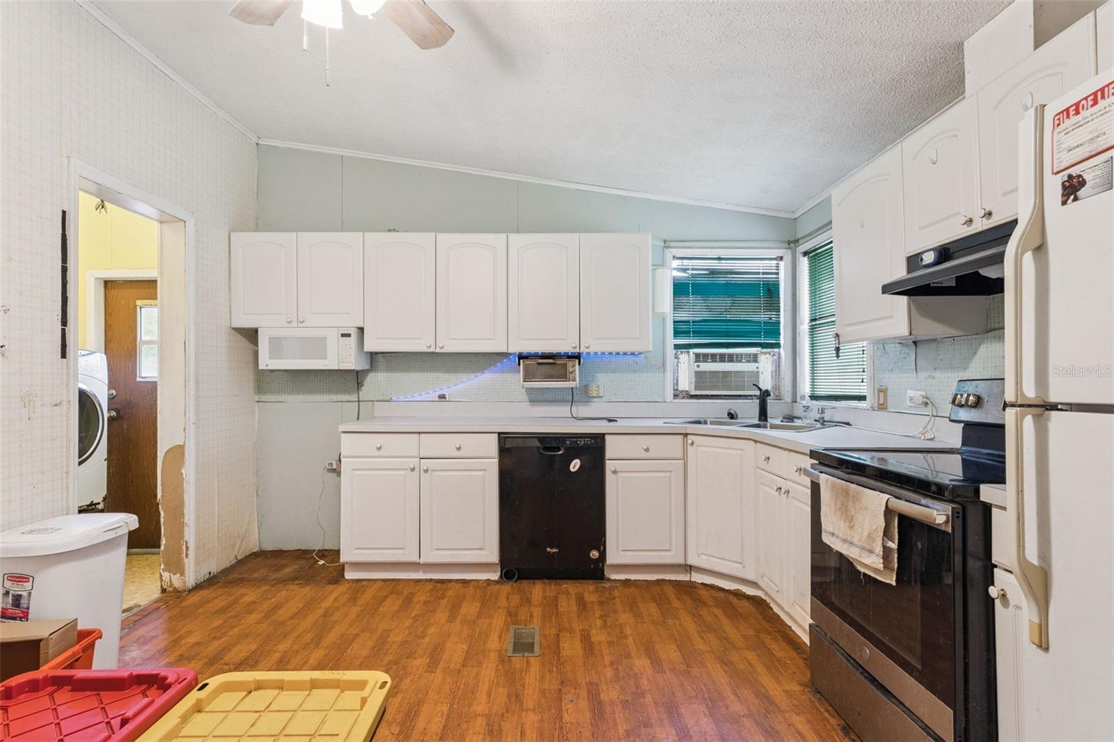 COUNTRY MEADOW - Residential