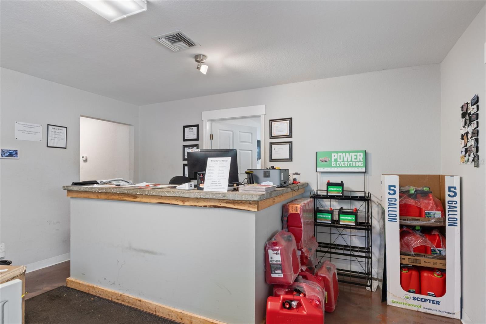 Main image without alt text