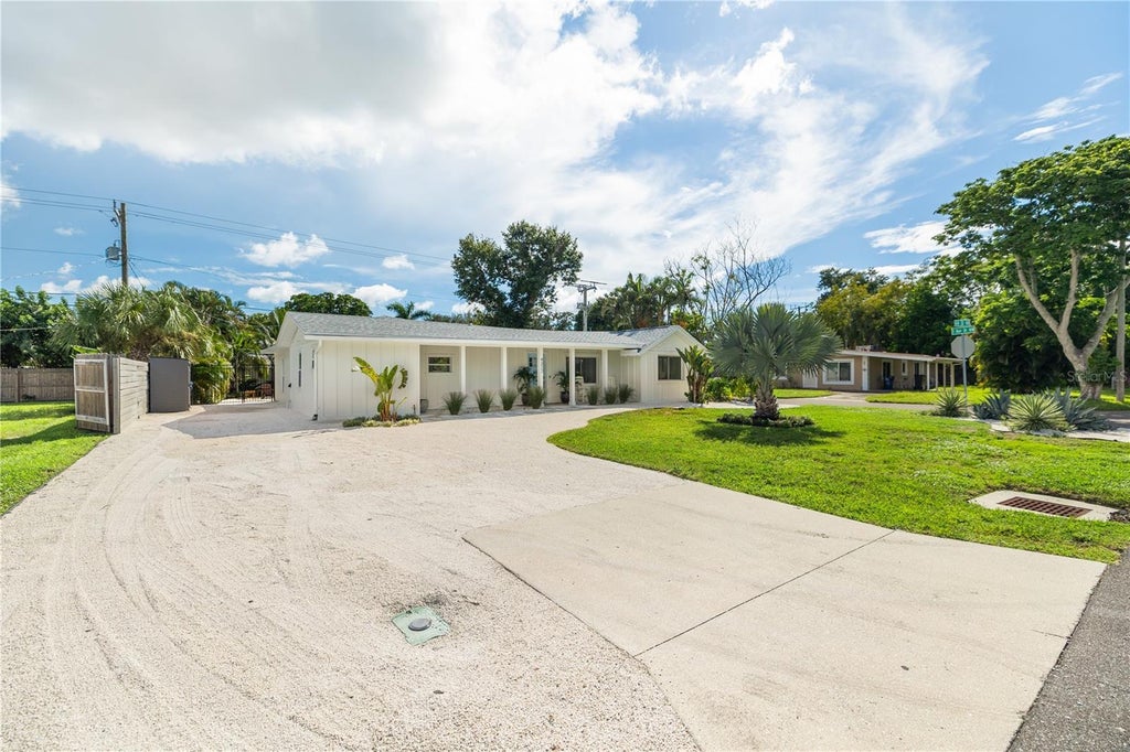 Photo of 4317 1st Avenue Drive NW, Bradenton, FL 34209 (MLS # A4706084)