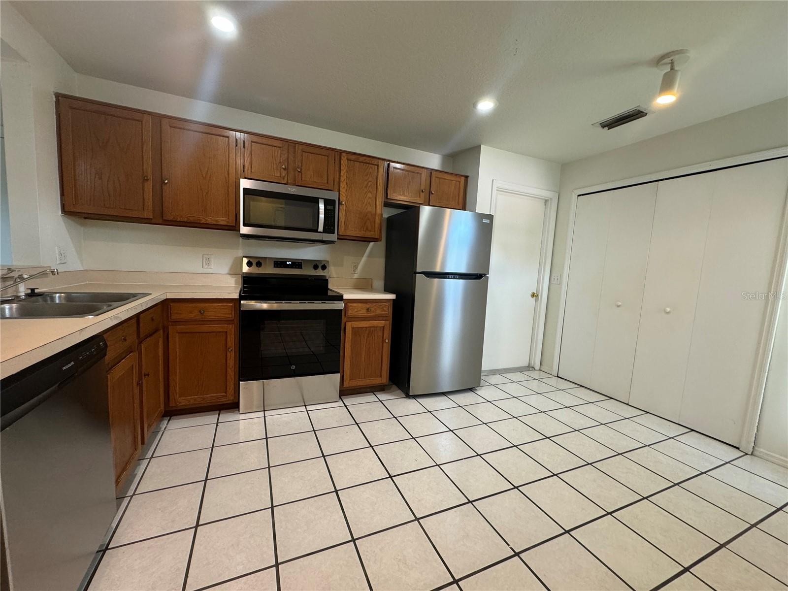 RIVERSIDE ESTATE - Residential Lease