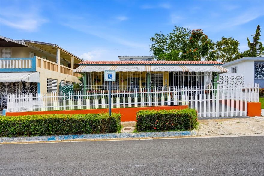 Well-Maintained Single-Family Home in Santa Juanita, Bayamón 

Single-story concrete home located in the established community of Santa Juanita, Bayamón. This 3-bedroom, 1-bath property offers approximately 1,100 sq ft of living space on an approximately 311m2 lot — move-in ready from day one.

The home features a spacious covered front porch, terrazzo floors throughout, and a functional layout including a combined living/dining area and a well-equipped kitchen. A 2-car carport provides covered parking, and the backyard includes a concrete laundry area and a covered terrace with a galvalum roof — ideal for outdoor living.

The property includes a solar panel system with a Tesla Powerwall battery — a significant value-add that transfers to the new owner as part of the transaction. Just minutes from Expressway #5, with easy access to major commercial corridors, schools, and services. Adjacent to a community running track.