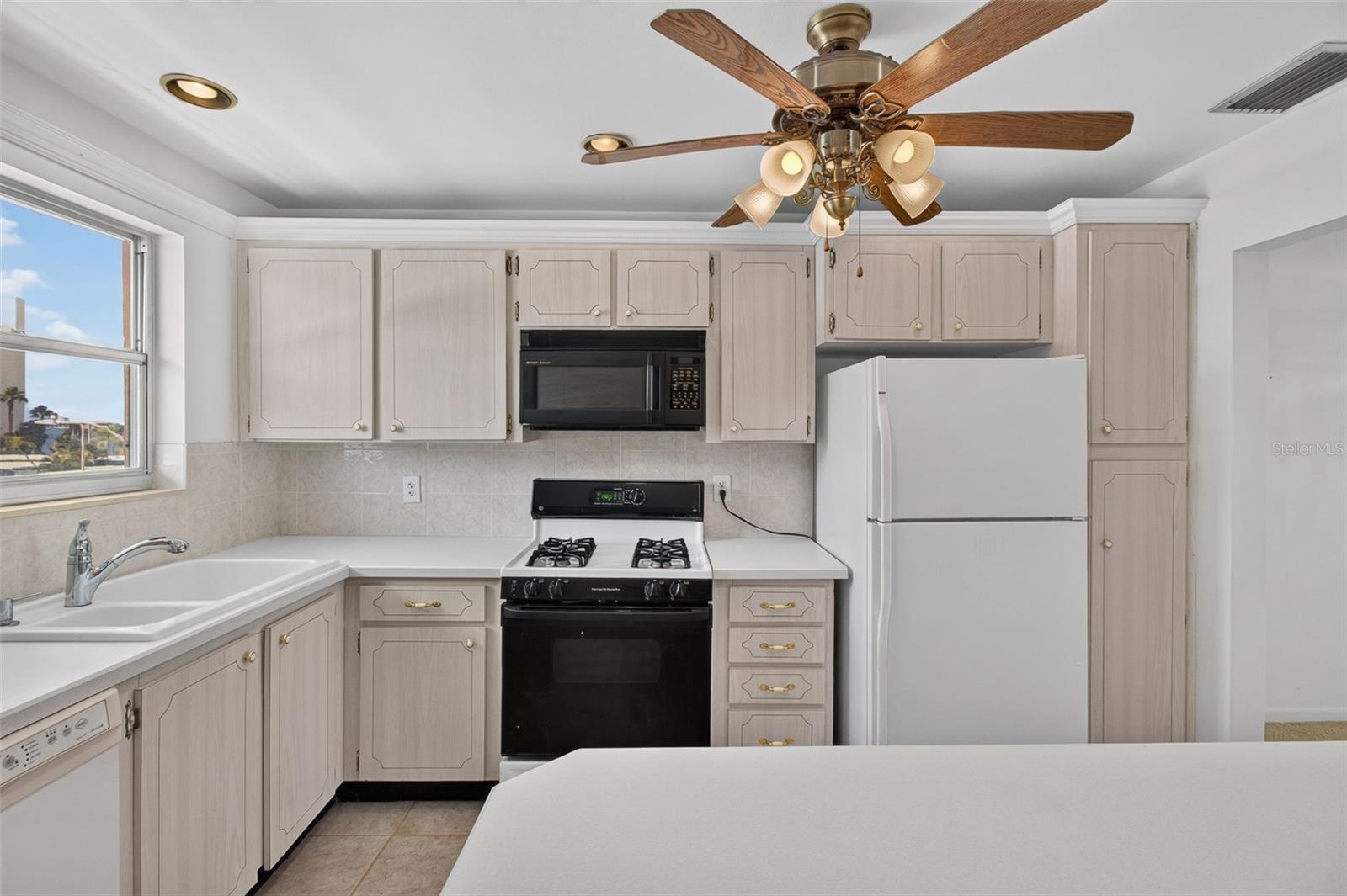 6025 SHORE BOULEVARD S 303