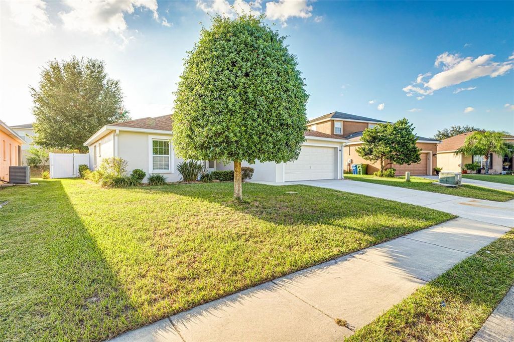 Photo of 6610 Crescent Loop, Winter Haven, FL 33884 (MLS # L4956163)