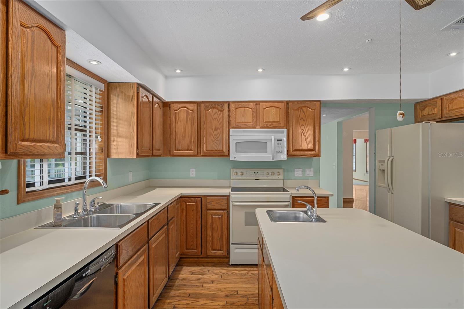 AUTUMN OAKS - Residential