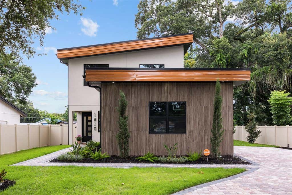 Photo of 1910 Cloverlawn Avenue, Orlando, FL 32806 (MLS # O6431573)