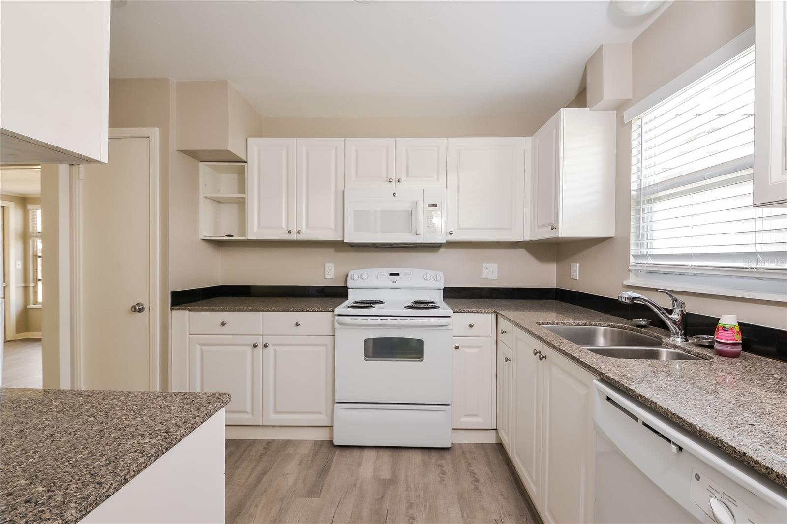 SARASOTA VENICE CO 09 37 18 - Residential Lease