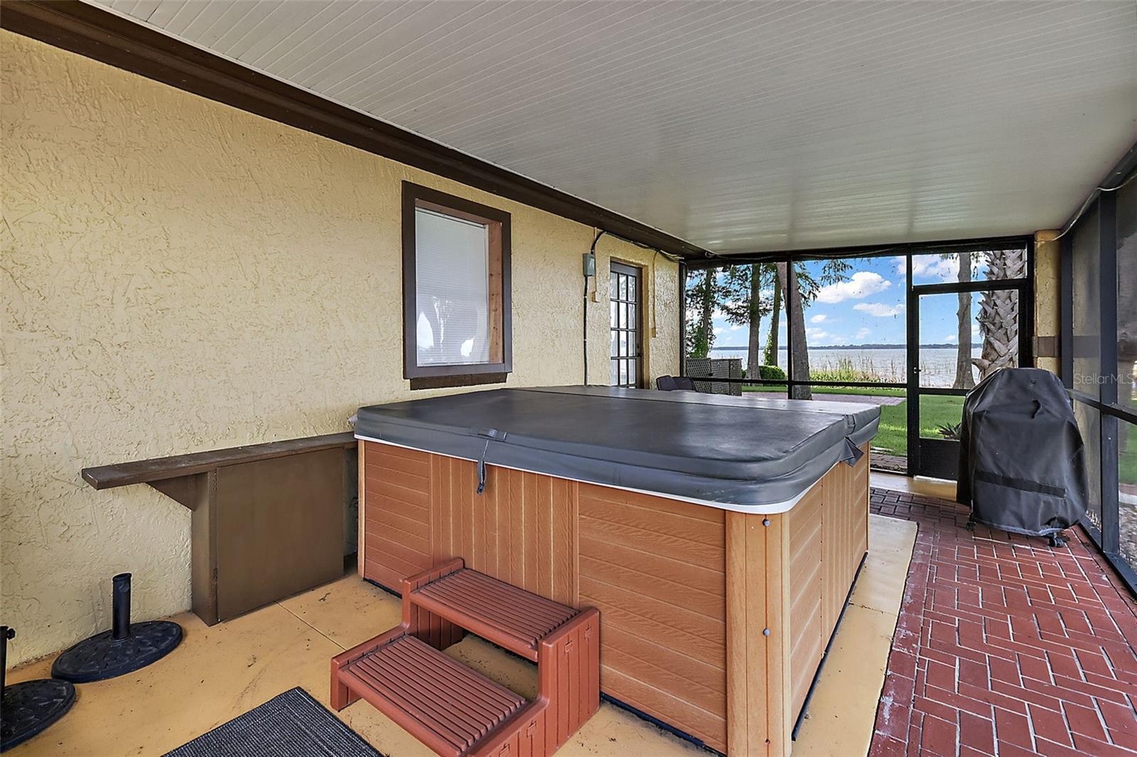 SQUIRREL POINT - Residential