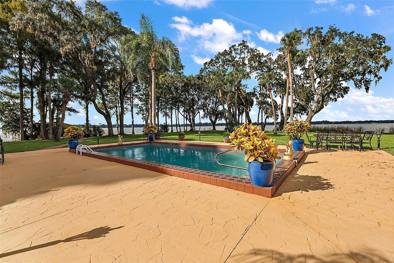 SQUIRREL POINT - Residential