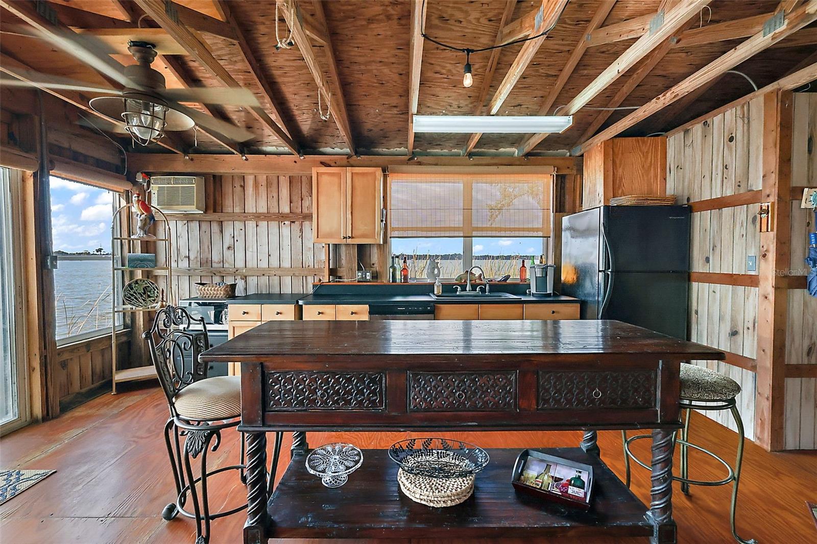 SQUIRREL POINT - Residential