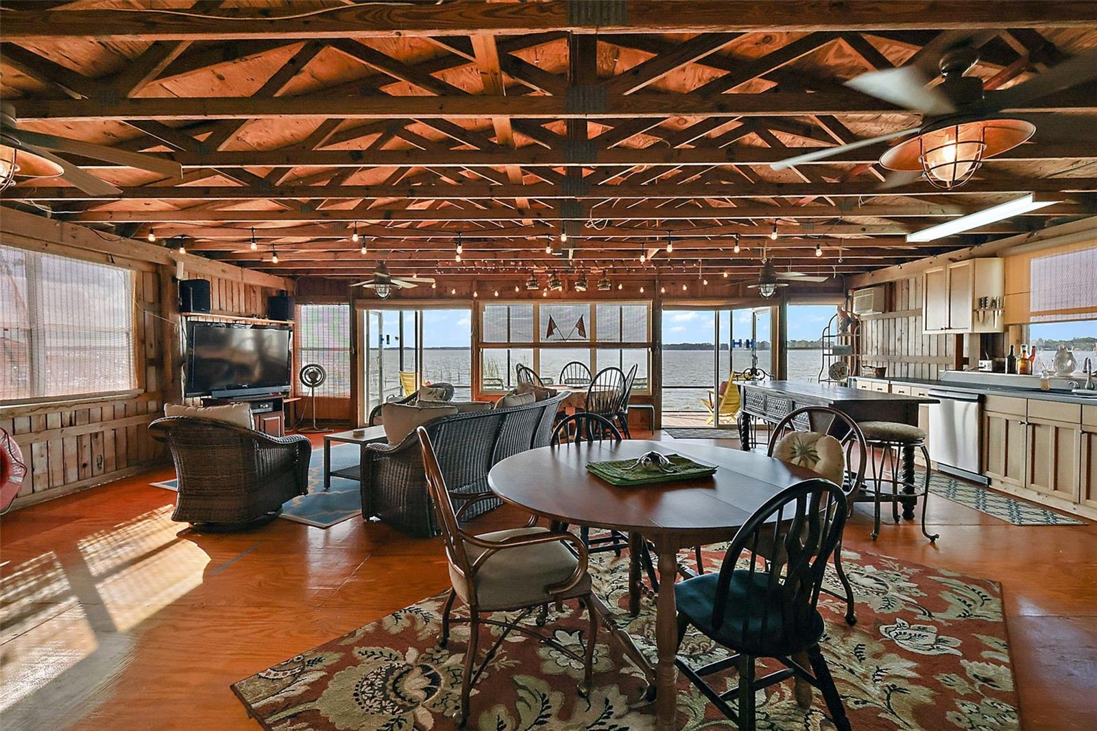 SQUIRREL POINT - Residential