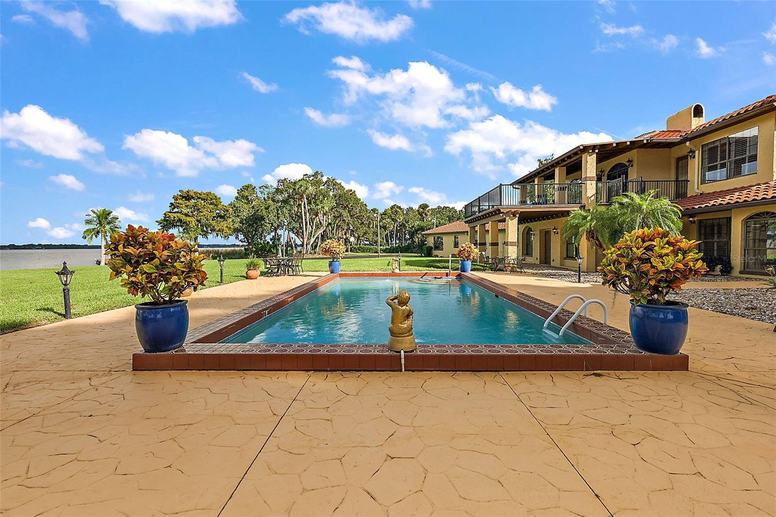 SQUIRREL POINT - Residential