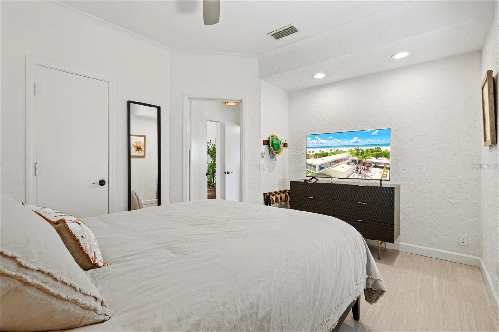 RINGLING BLVD SUB - Residential Lease