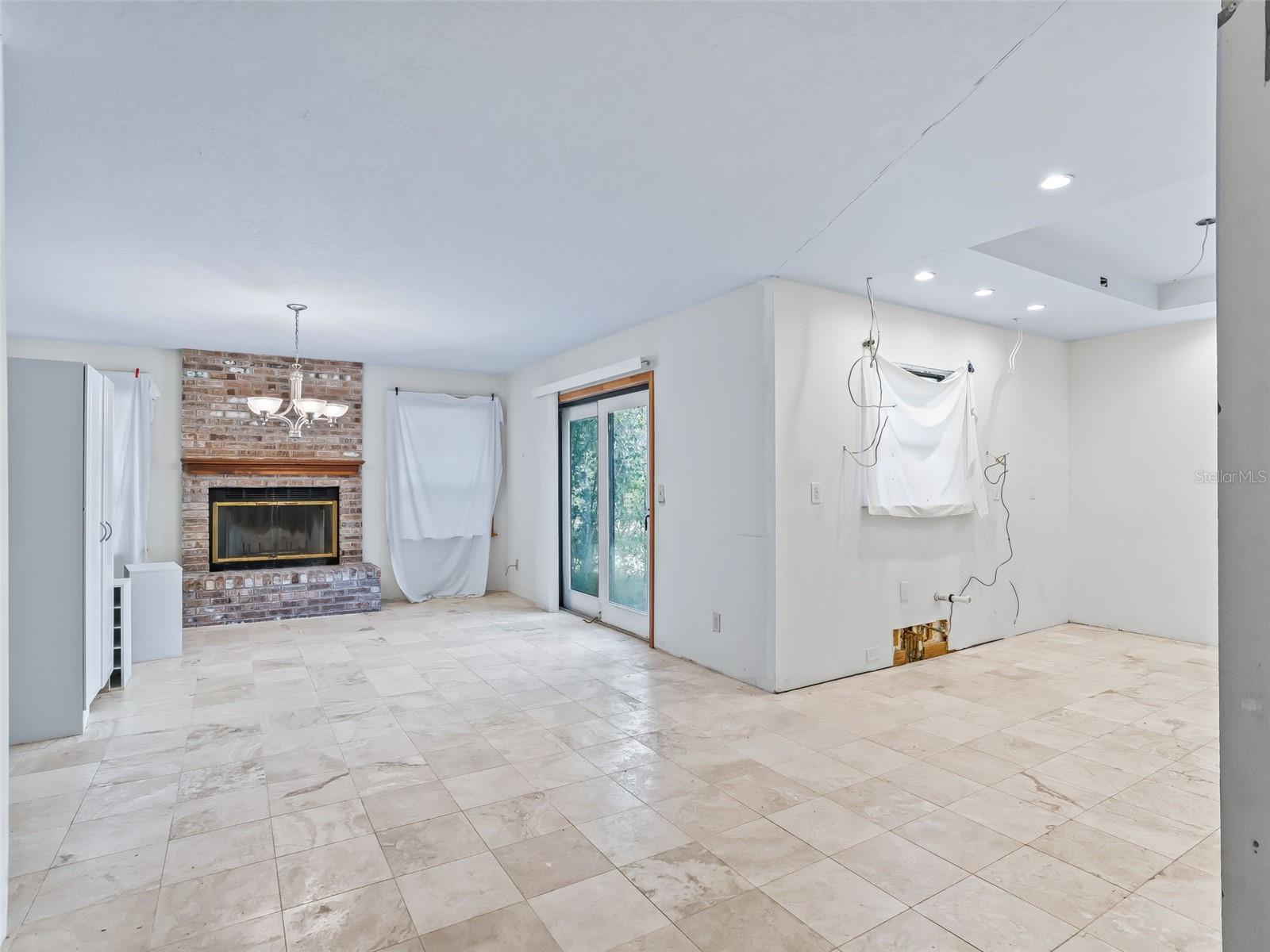 ROCK HOLLOW ESTATE - Residential