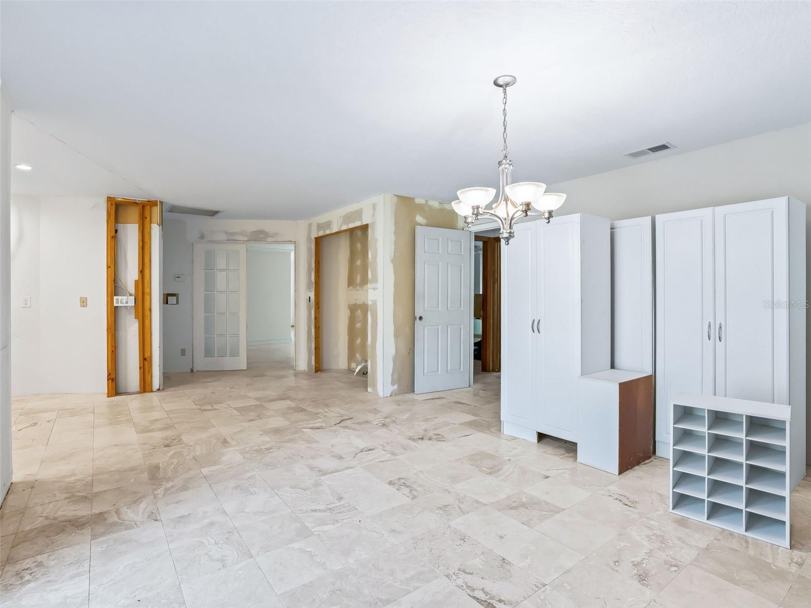 ROCK HOLLOW ESTATE - Residential