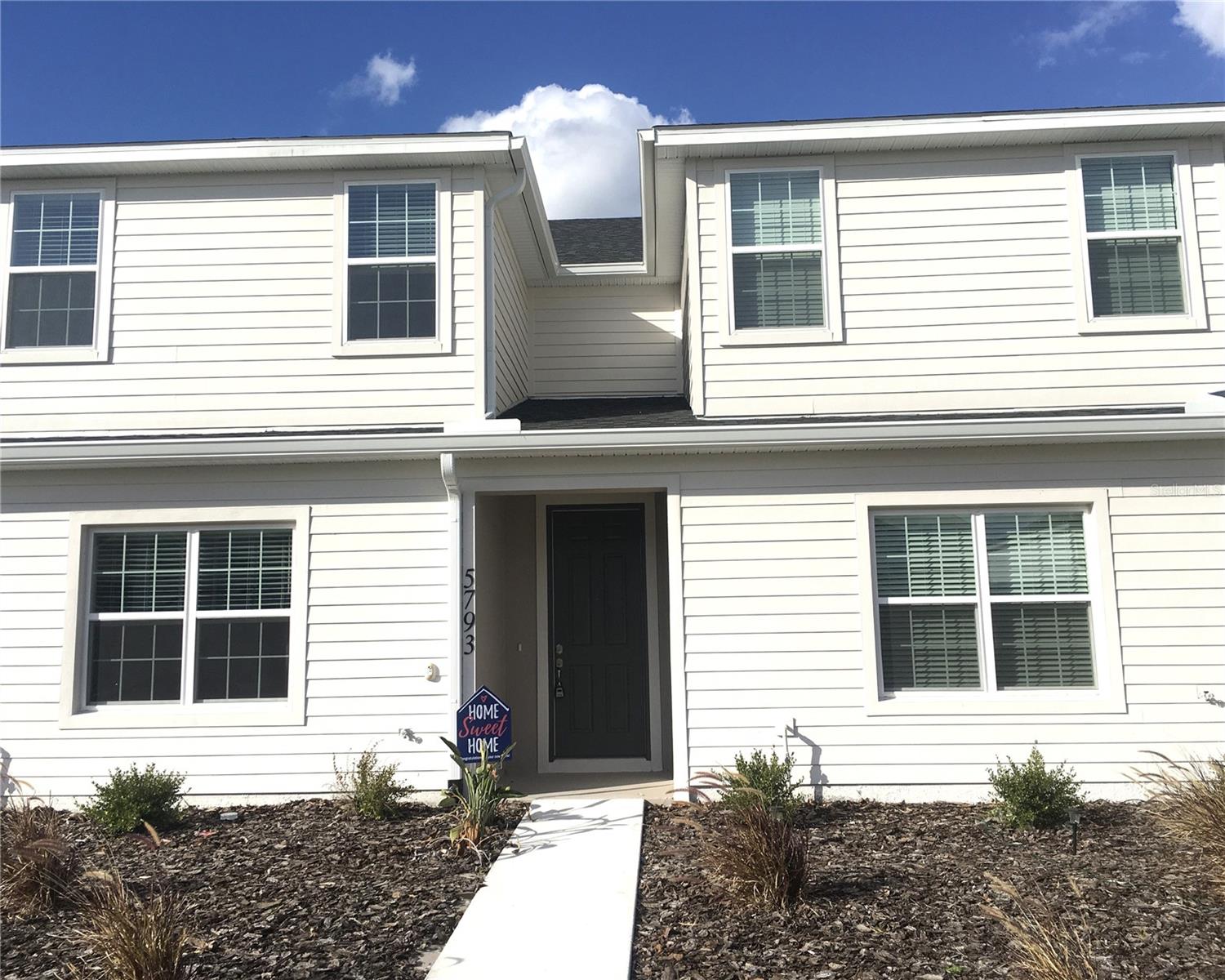 BEAUTIFUL BRAND NEW TOWNHOUSE FOR RENT IN SAINT CLOUD 
Be the first to live in this stunning 3-bedroom, 2.5-bathroom townhouse located in a new and vibrant community in Saint Cloud.
This home features no carpet on the first floor, modern finishes, and plenty of natural light.
Enjoy resort-style amenities including a sparkling swimming pool, racquetball courts, a dog park, and a playground — perfect for an active and family-friendly lifestyle. 
Experience comfort, style, and convenience all in one place. Don’t miss the chance to call this brand-new home yours!