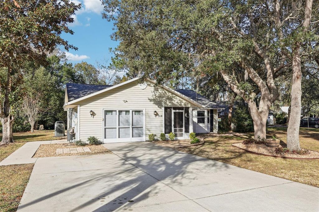 Photo of 318 Skye Court, Leesburg, FL 34788 (MLS # G5107570)
