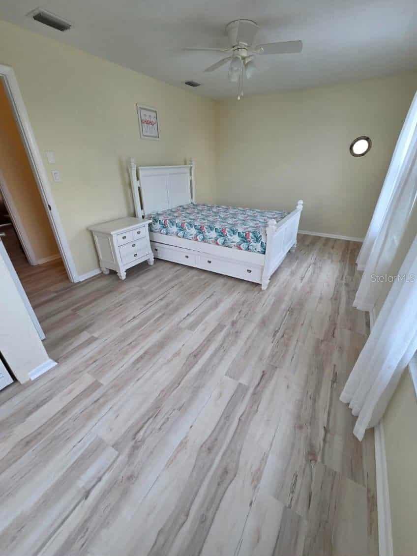 LIGHTHOUSE SHORES THRIFT - Residential