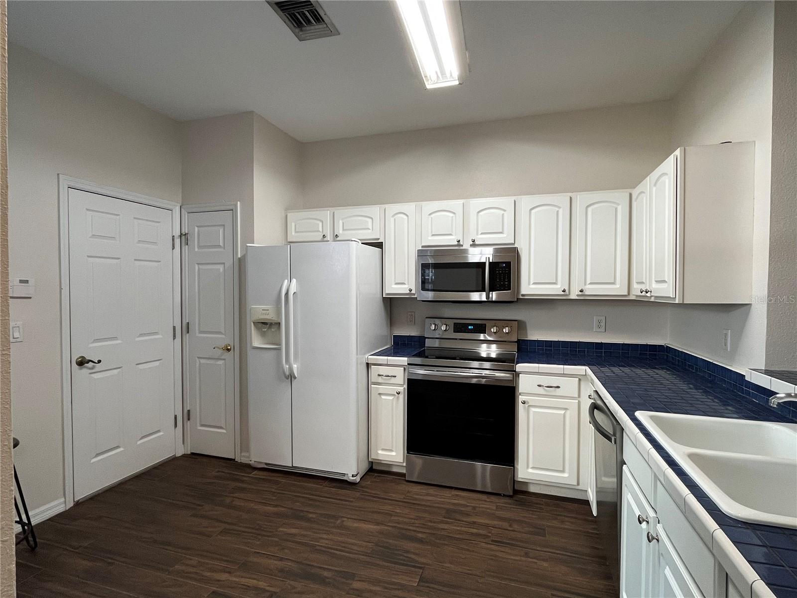 THE PROMENADE TWNHMS AT WESTMEADOWS - Residential