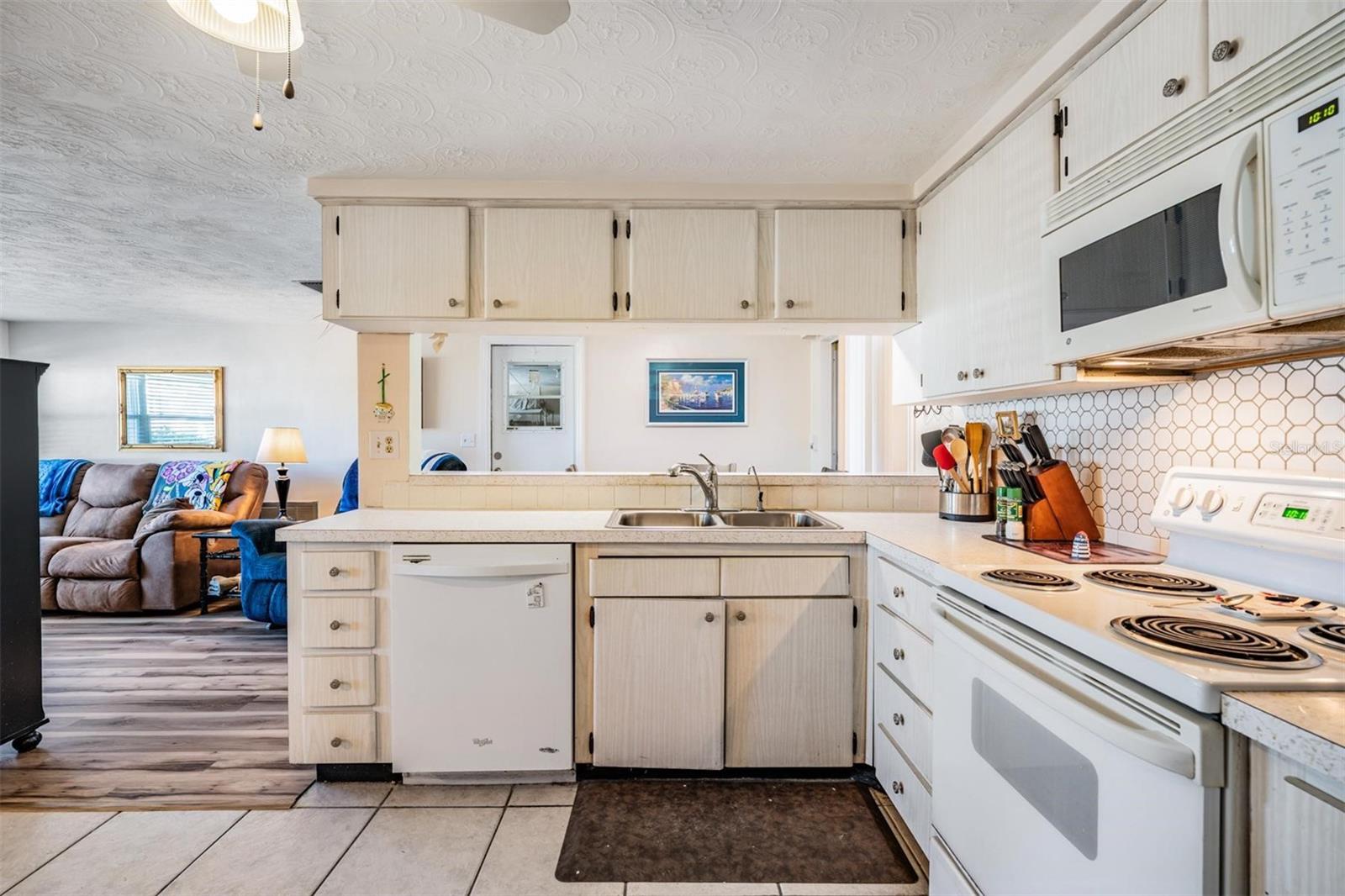 ALOHA GARDENS - Residential