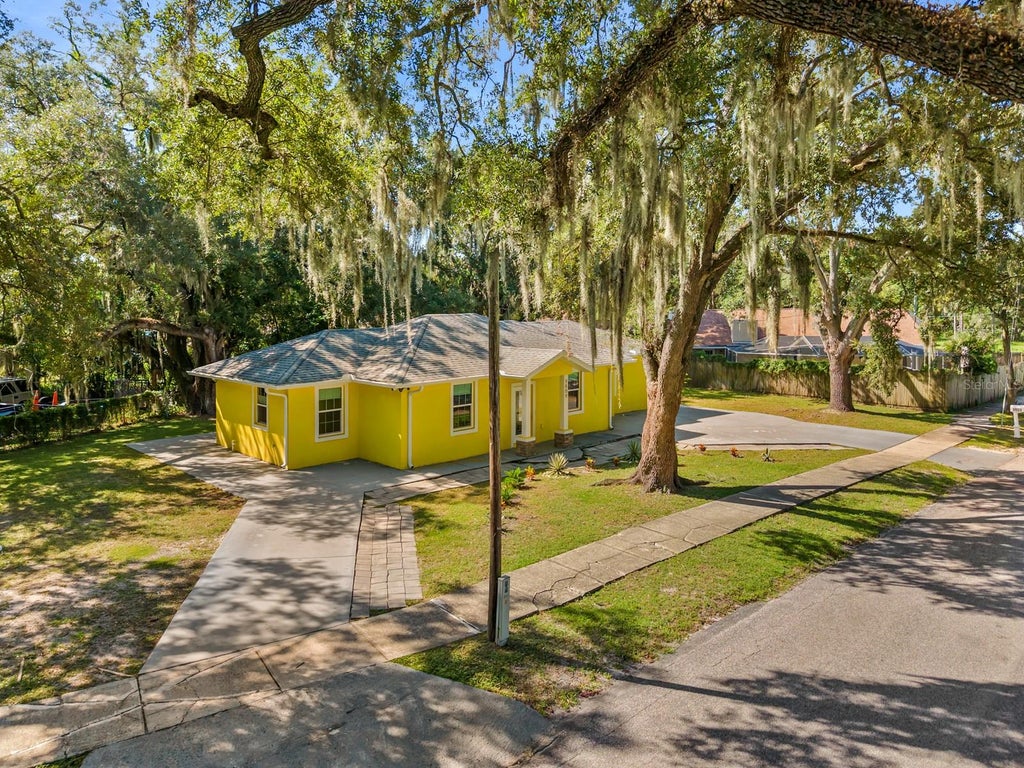 Photo of 9609 Takomah Trail, Tampa, FL 33617 (MLS # TB8539902)