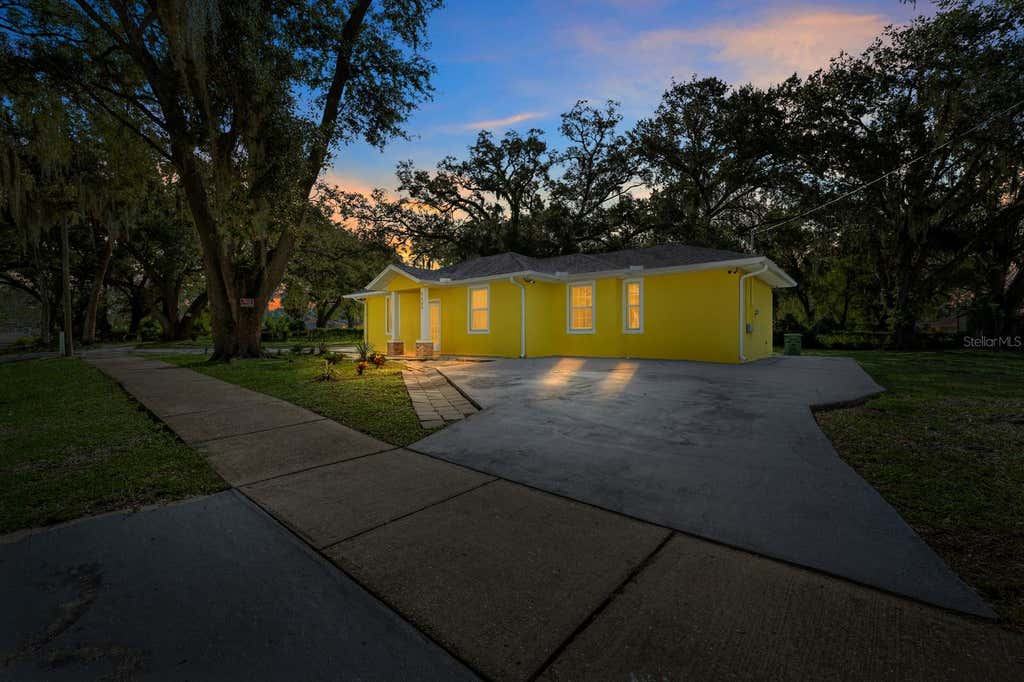 Photo of 9609 Takomah Trail, Tampa, FL 33617 (MLS # TB8539902)