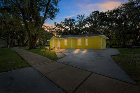 Photo of 9609 Takomah Trail, Tampa, FL 33617 (MLS # TB8539902)
