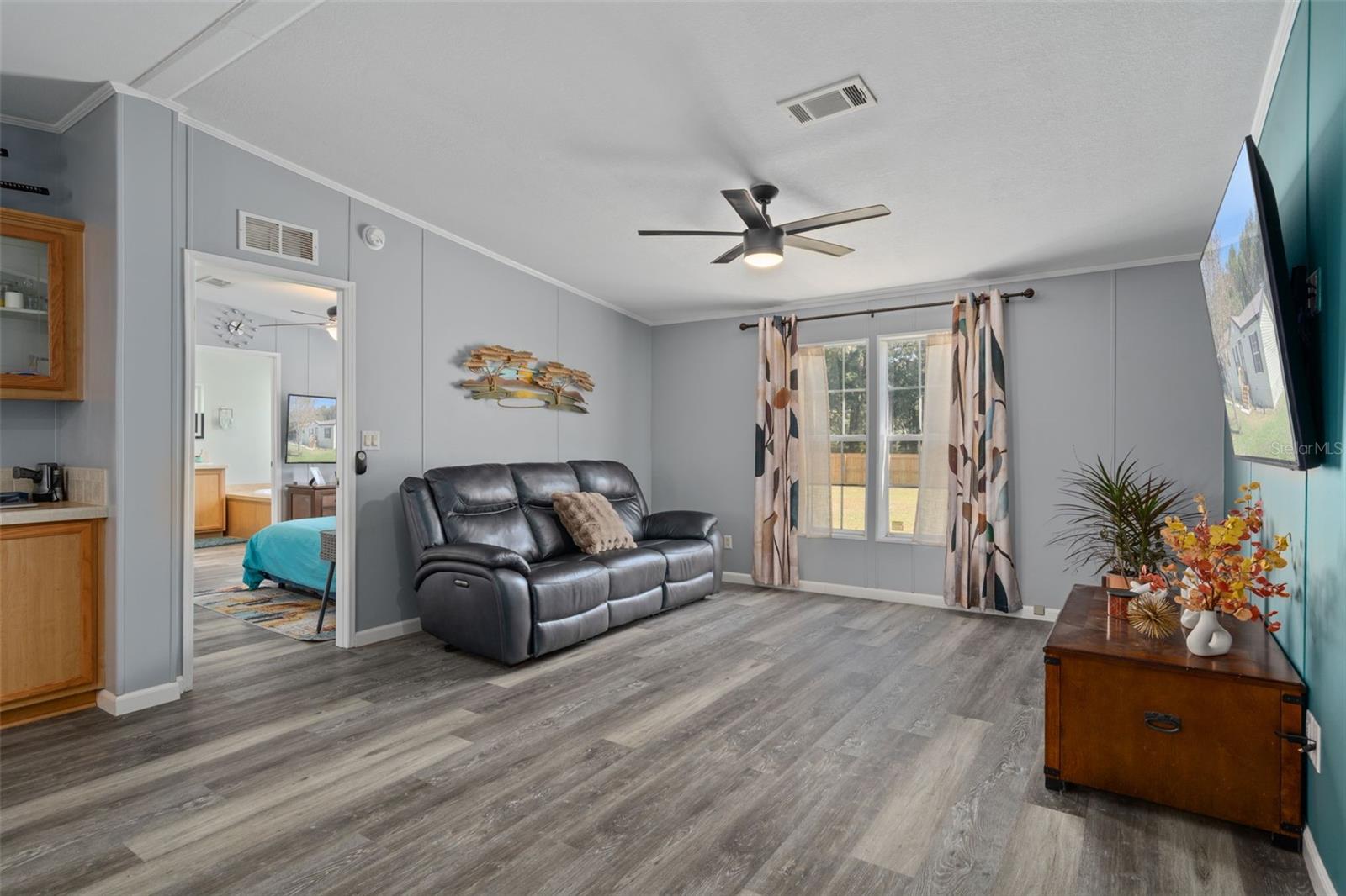 THE E 1/2 OF W 1/2 OF THE S 1/2 OF NE 1/4 OF NE - Residential