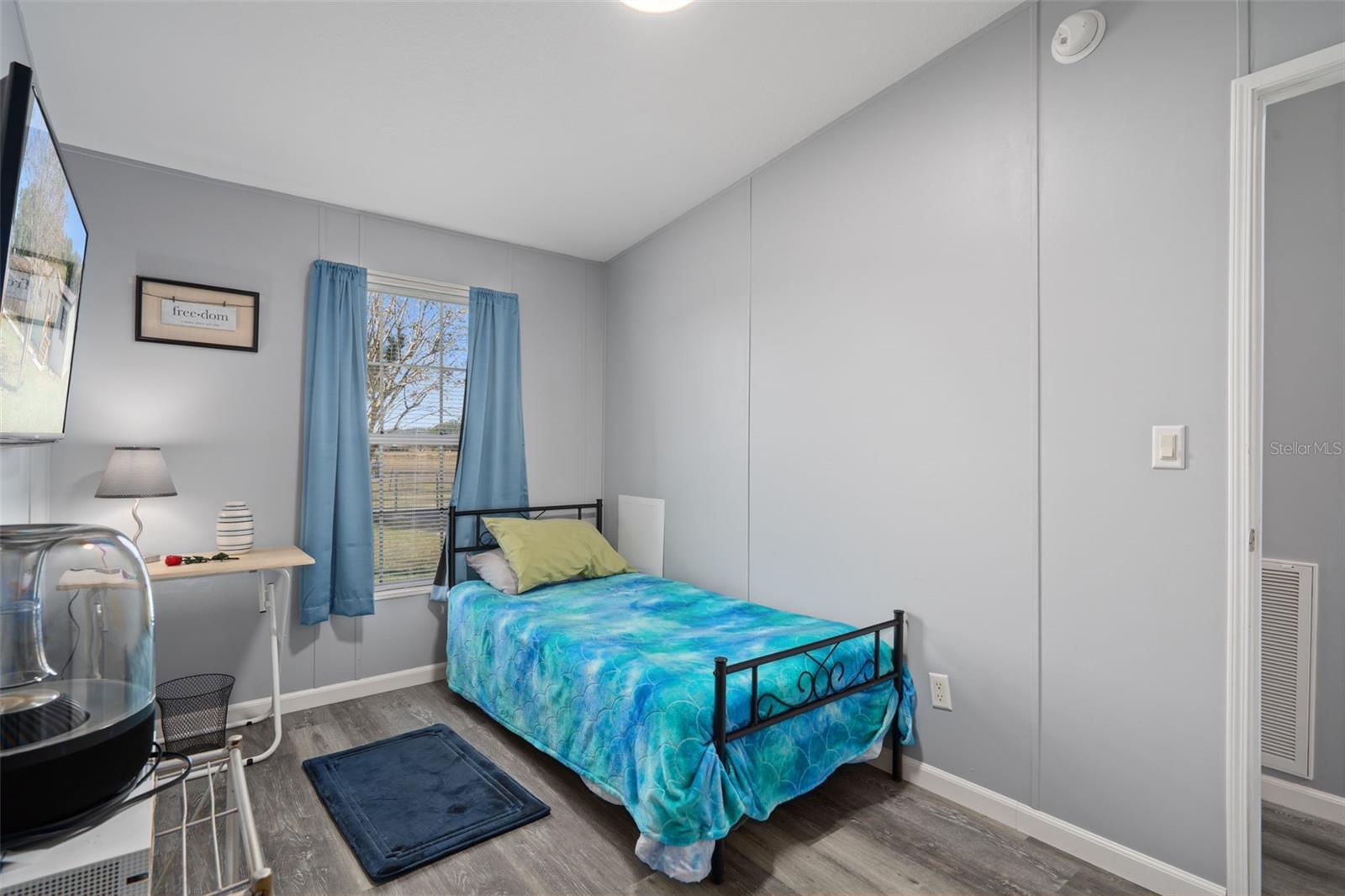 THE E 1/2 OF W 1/2 OF THE S 1/2 OF NE 1/4 OF NE - Residential