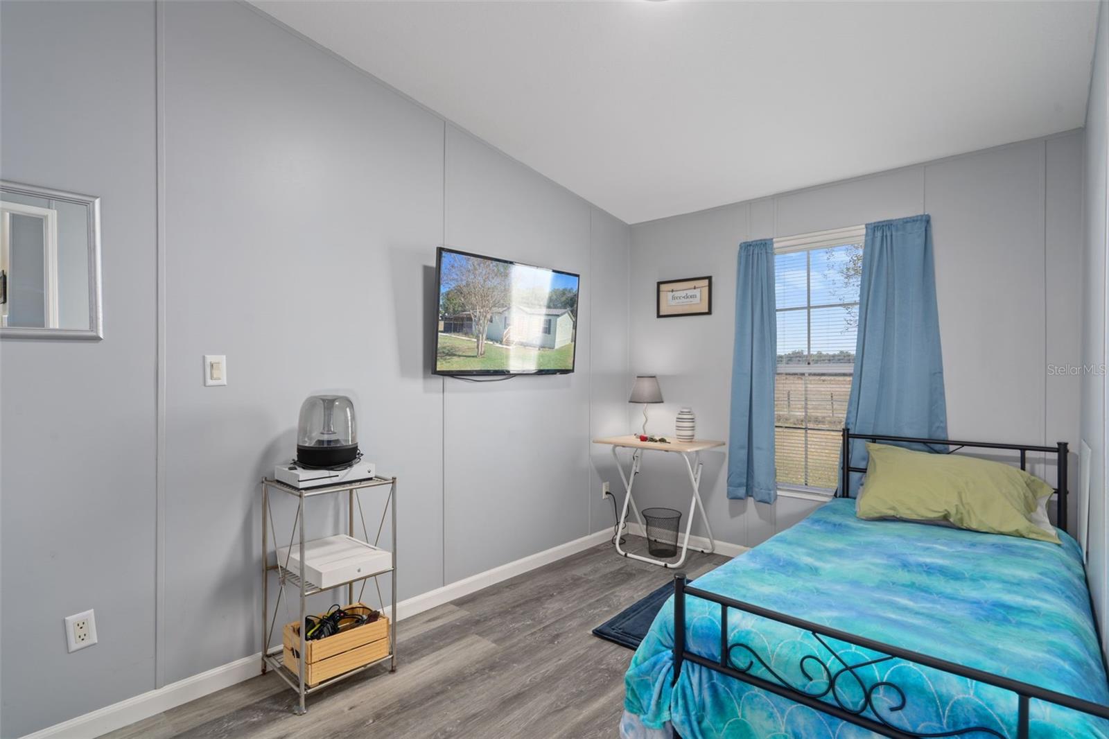 THE E 1/2 OF W 1/2 OF THE S 1/2 OF NE 1/4 OF NE - Residential