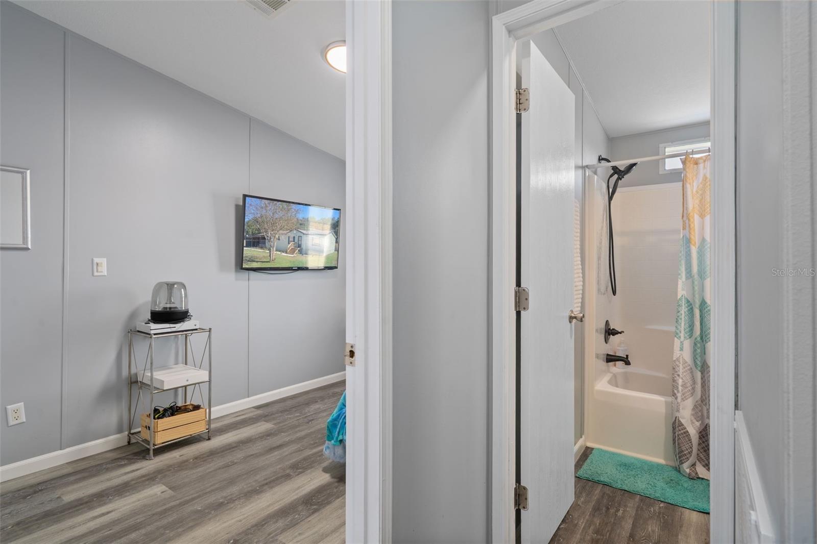 THE E 1/2 OF W 1/2 OF THE S 1/2 OF NE 1/4 OF NE - Residential