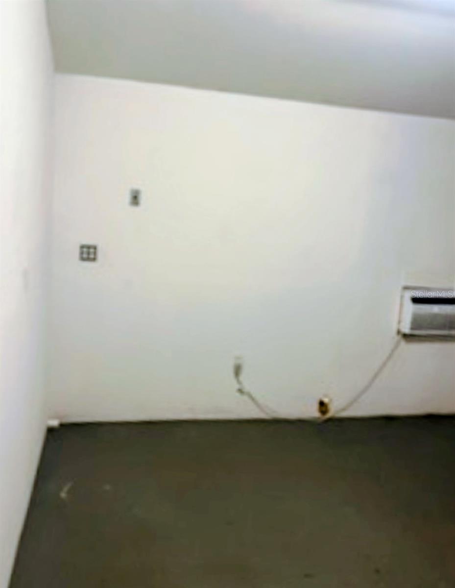 THE E 1/2 OF W 1/2 OF THE S 1/2 OF NE 1/4 OF NE - Residential