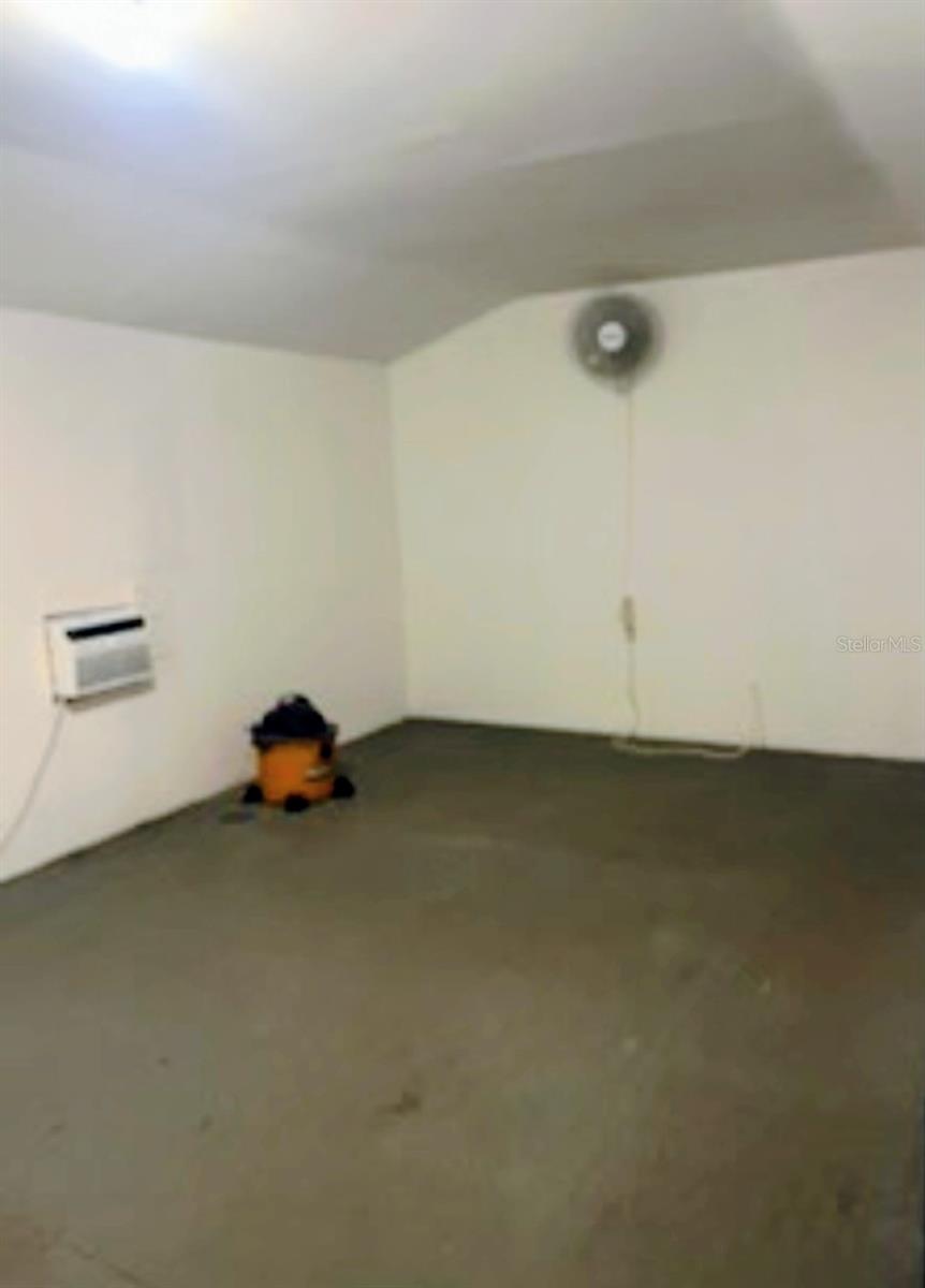 THE E 1/2 OF W 1/2 OF THE S 1/2 OF NE 1/4 OF NE - Residential