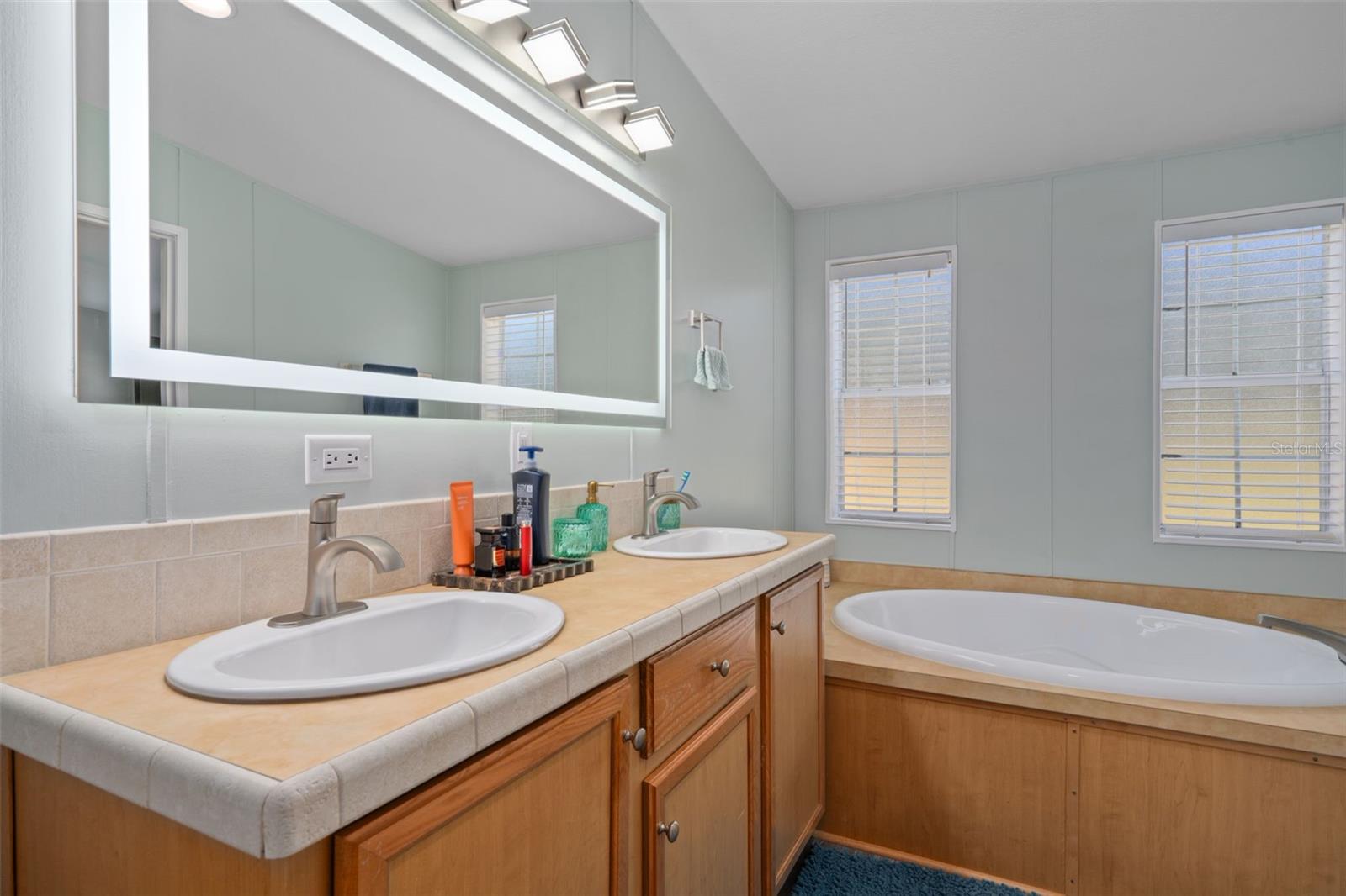 THE E 1/2 OF W 1/2 OF THE S 1/2 OF NE 1/4 OF NE - Residential