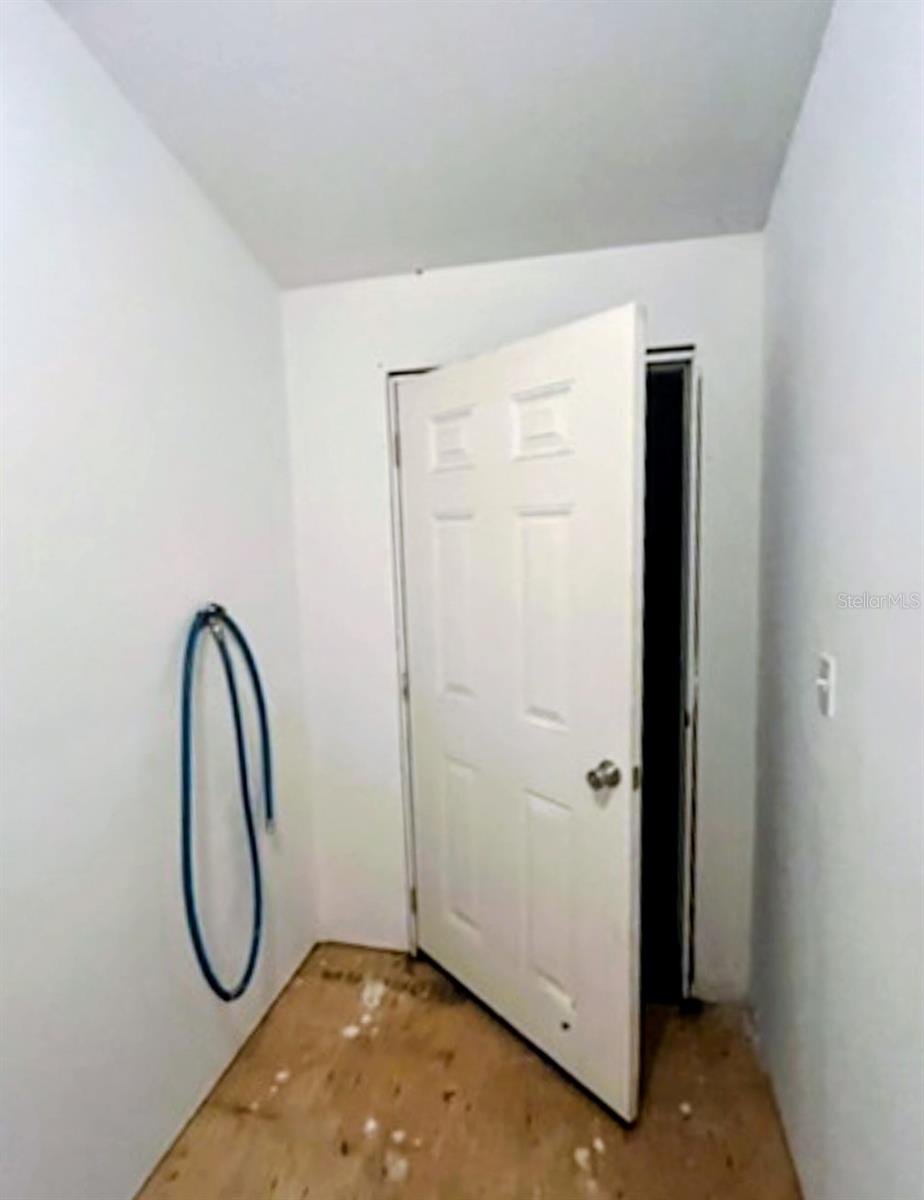 THE E 1/2 OF W 1/2 OF THE S 1/2 OF NE 1/4 OF NE - Residential