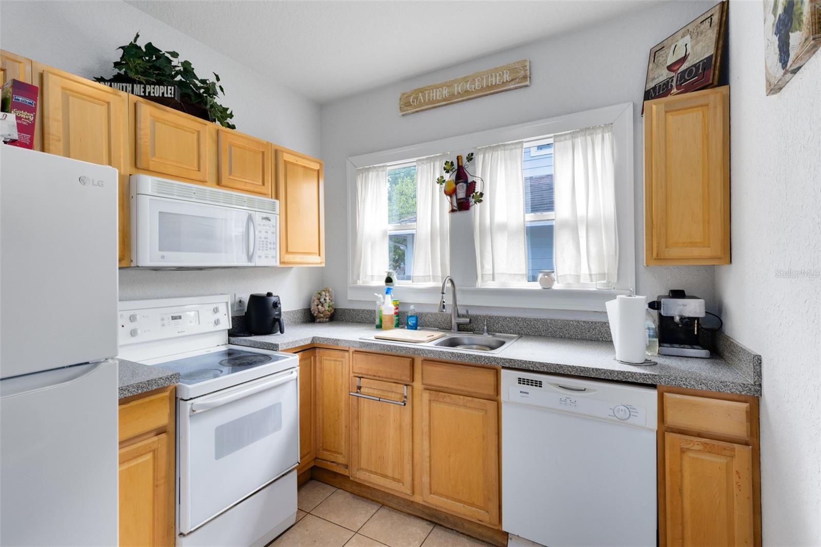 COLONIAL PARK - Residential Income