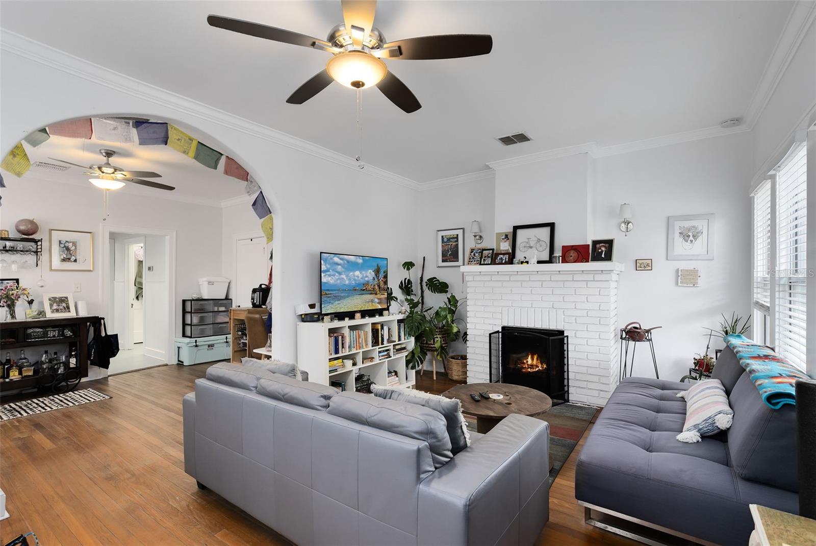 1415 E AMELIA STREET