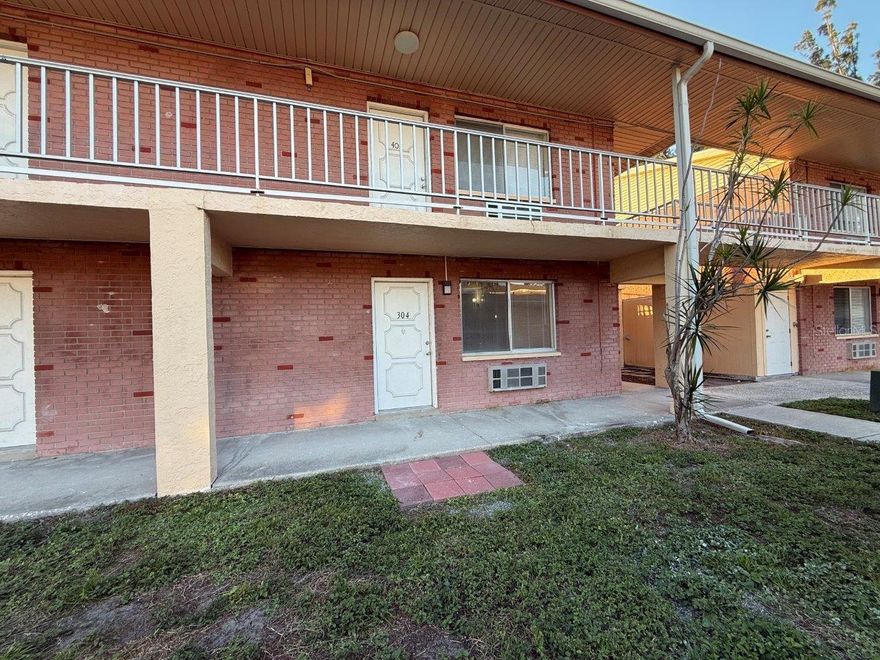 Studio Apartment – Pool, Laundry & Close to the Beach!
Live the Florida lifestyle in this 1st floor studio apartment located in St. Petersburg. This unit features a large living area and a modern kitchen perfect for entertaining or everyday living.
The community boasts a sparkling swimming pool, on-site laundry, and beautifully maintained grounds – all within a short drive to St. Pete Beach, Gulfport, and downtown St. Pete.Water, sewer, and trash services included.