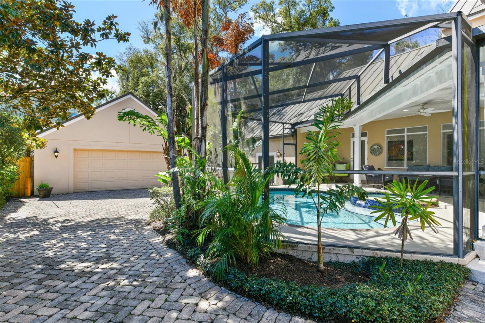 1560 WOODLAND AVENUE